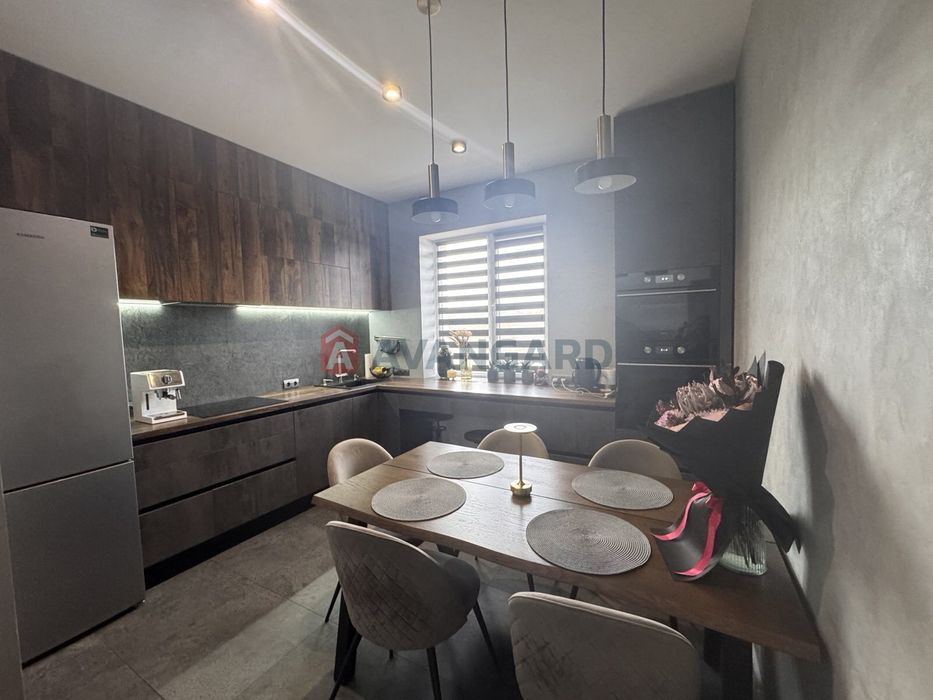 Сімейний новий затишний будинок 4 спальні