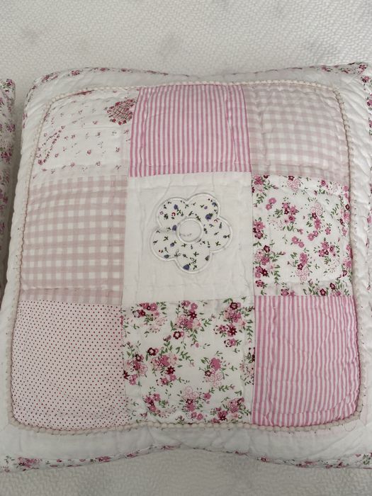Capas de almofadas 45x45 em tons de rosa e floridas
