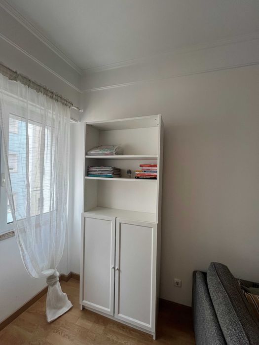 Estante Ikea branca com prateleiras ajustáveis
