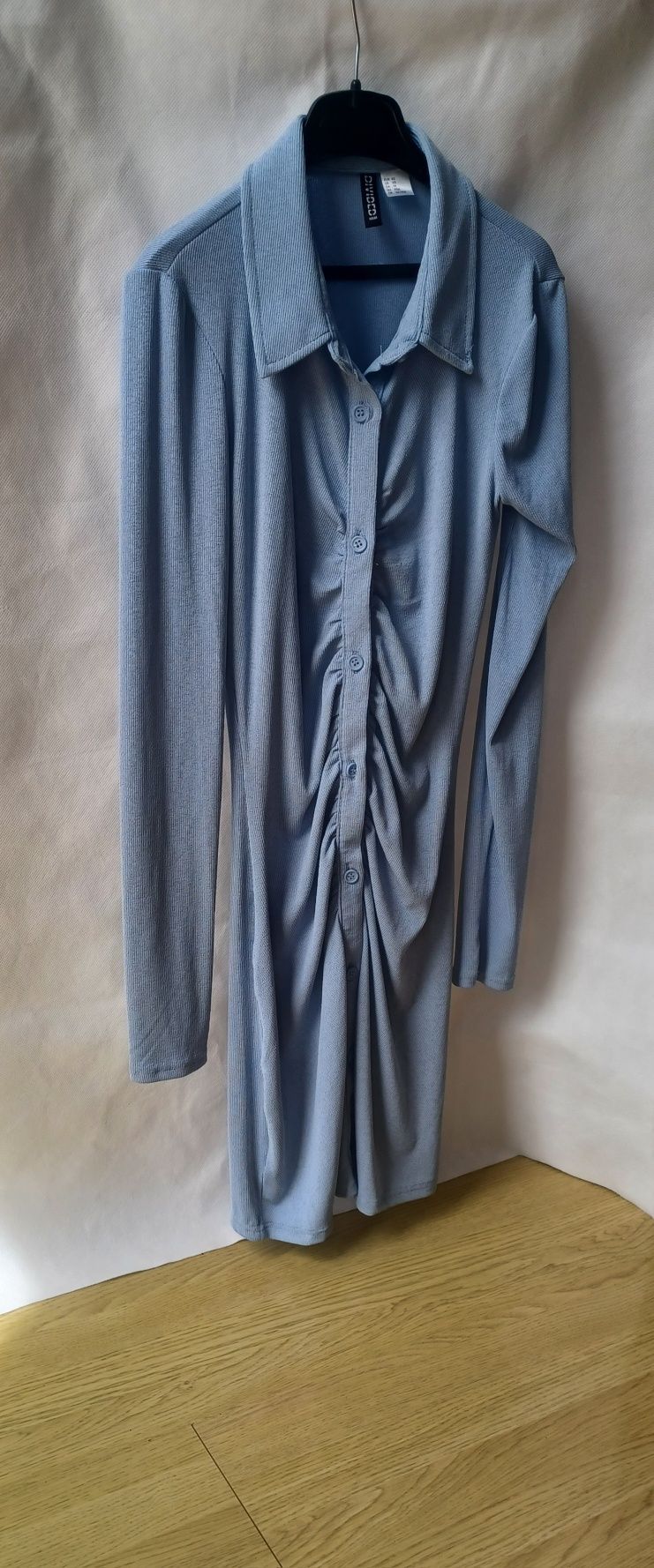 Piękna niebieska błękitna sukienka H&M XS 34 guziki modelująca kształt