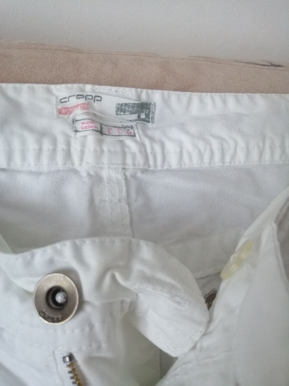 Biale spodnie Cropp r, L