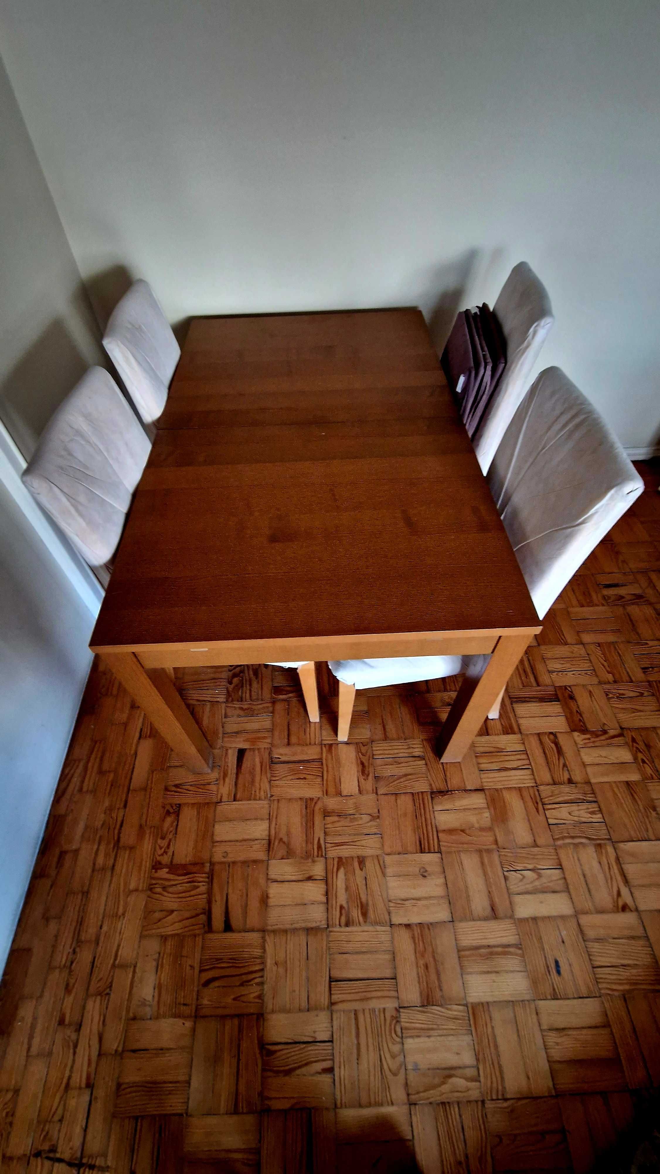 Excelente mesa de sala e 4 cadeiras