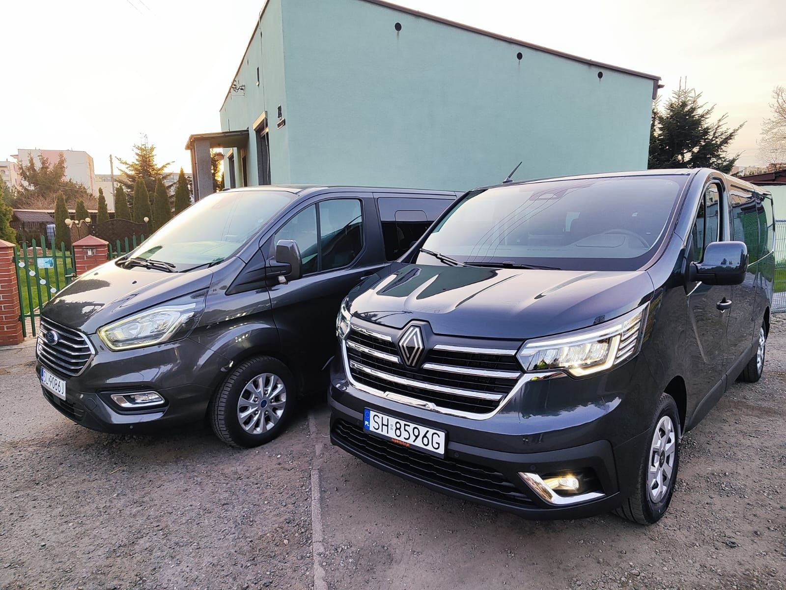 Ford Custom Long automat 9 osobowy Renault Trafic manual 2.0 Long