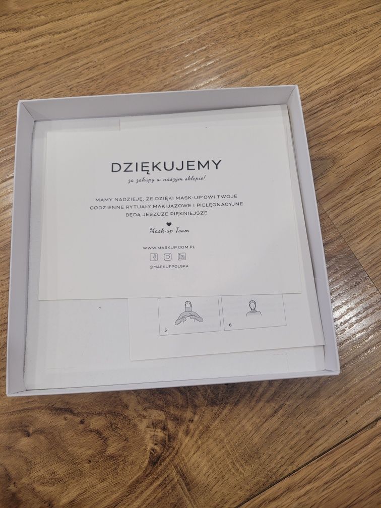 Mask up pro maska chroniąca ubrania przed makijażem