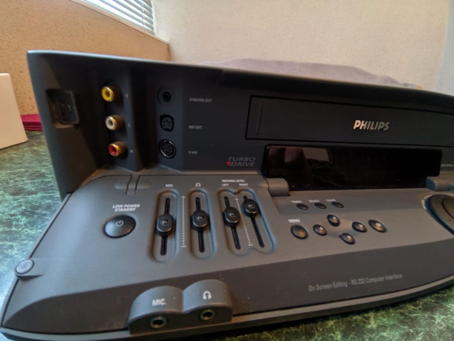 Продам відеомагнітофон на касети  Philips VR969
