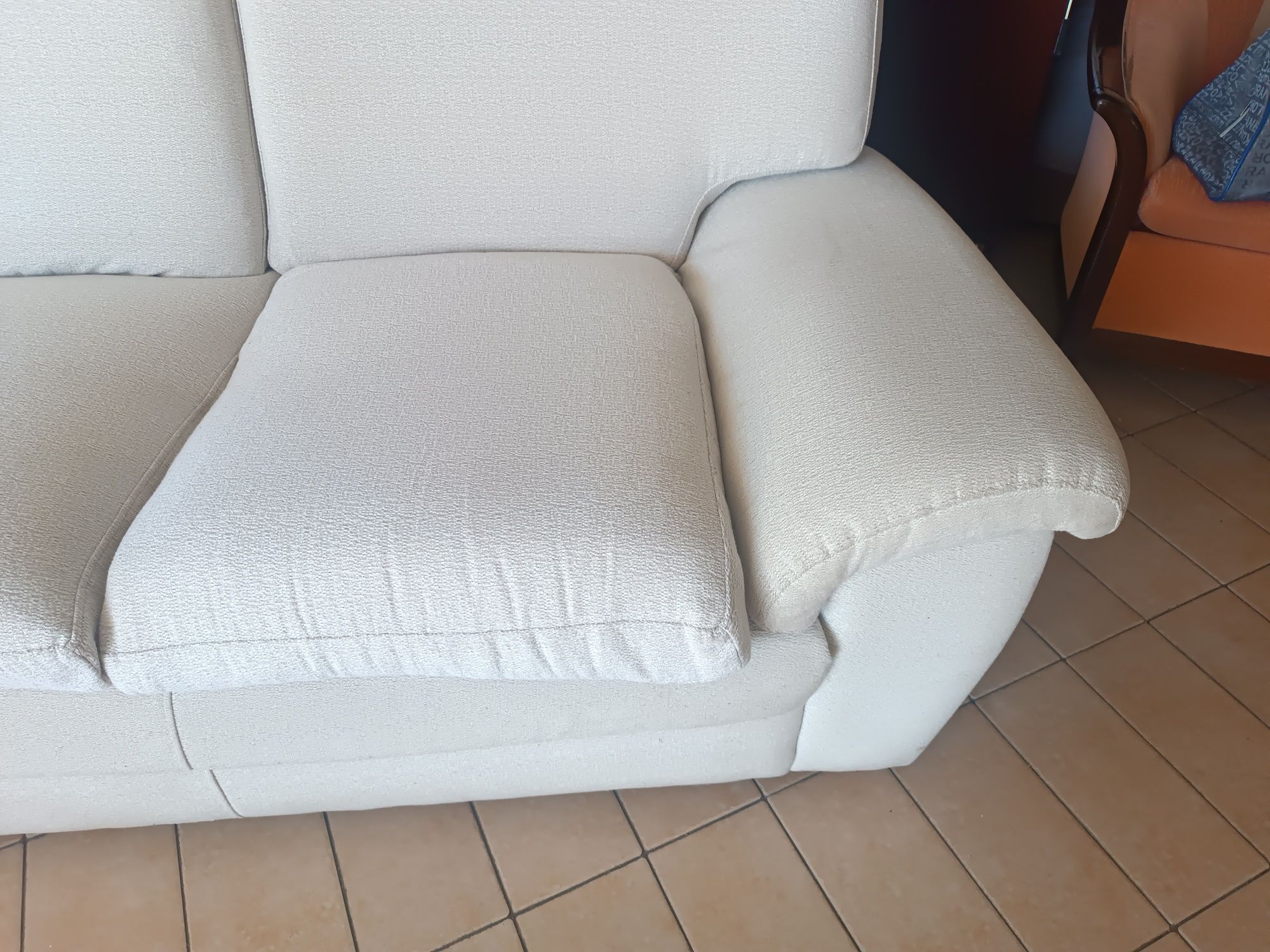 Sofá bege de 2 lugares