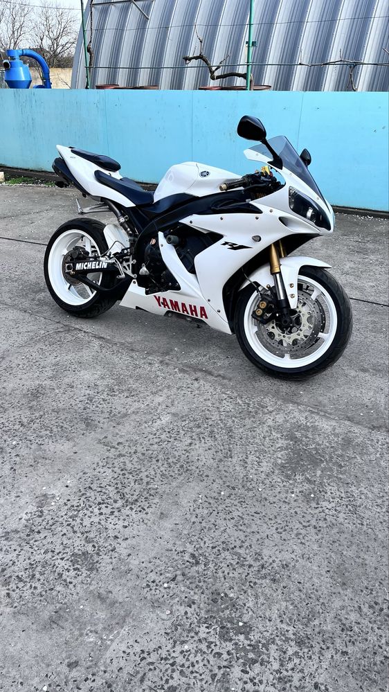 YAMAHA yzf r1.
