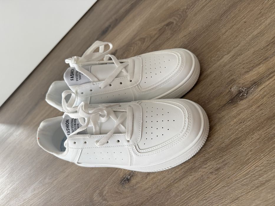 Tenis brancos simples