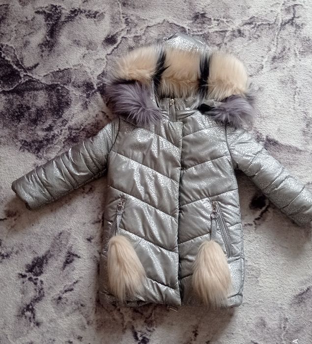 Дитяча зимова курточка з шапкою та шарфом.