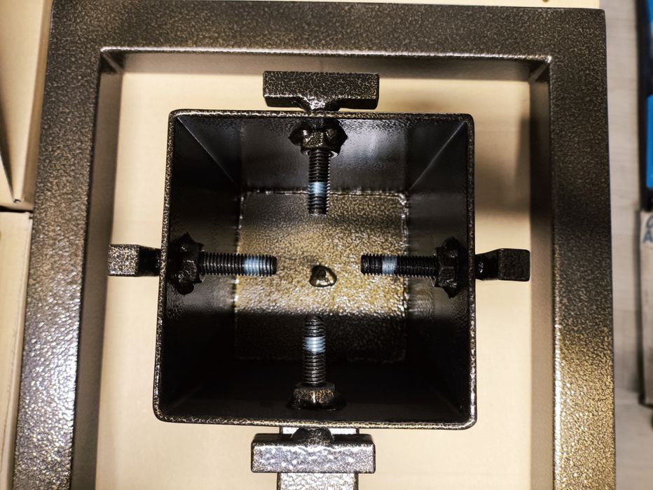 Stojak Pod Choinkę Metalowy Kwadratowy