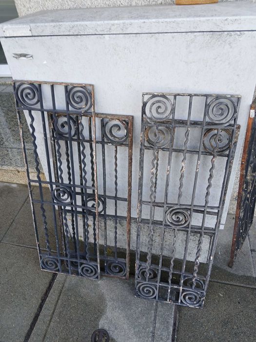 Varias grades de portas e janelas antigas