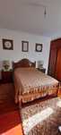 Cama c/ colchão, mesinhas de cabeceira e cómoda em madeira maciça