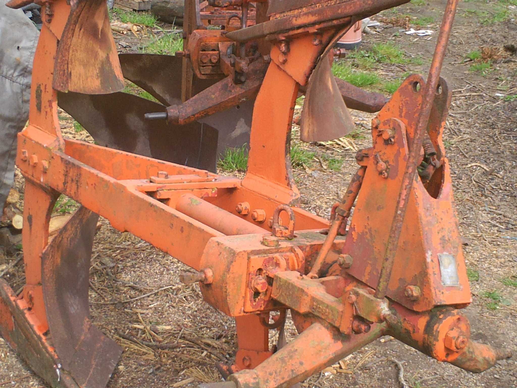 duas charruas dois ferros reversiveis para trator agricola