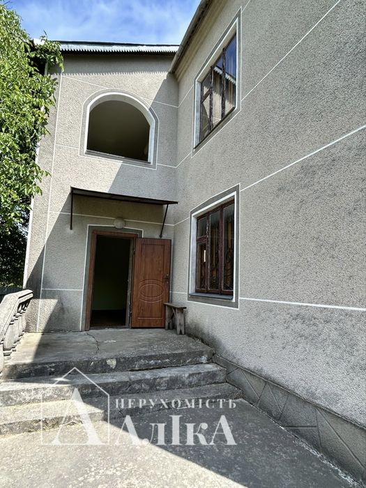 Продам 2-поверховий будинок в хорошій локації