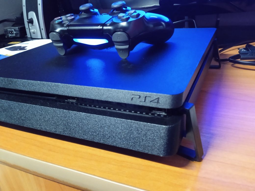 PS4 Slim 500GB + PAD + FIFA 19+Kable