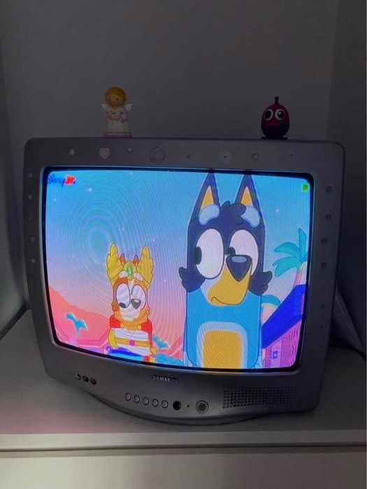 2 TVs "antigas" mas a funcionar e com comando