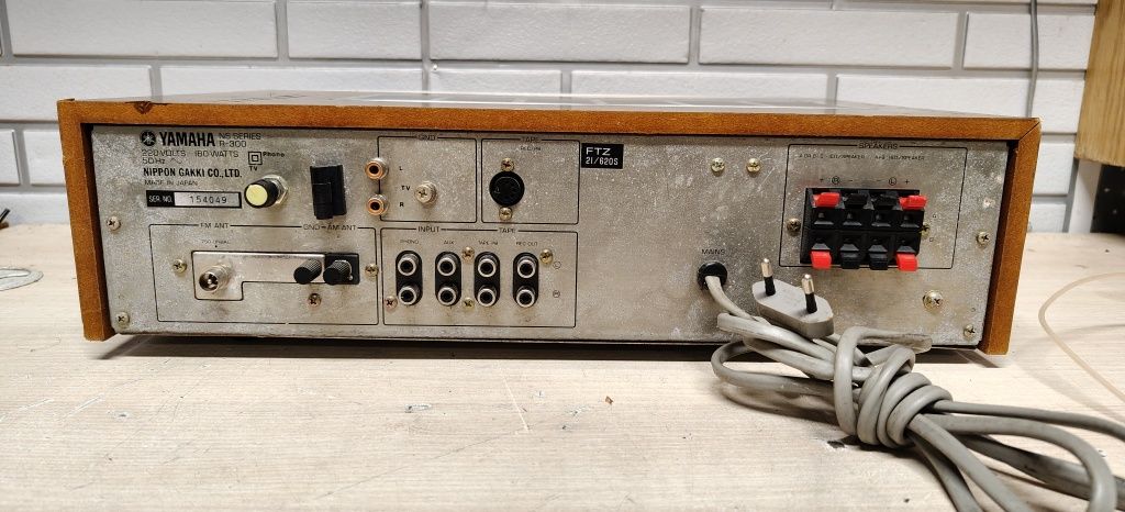 Amplituner YAMAHA R-300. Vintage