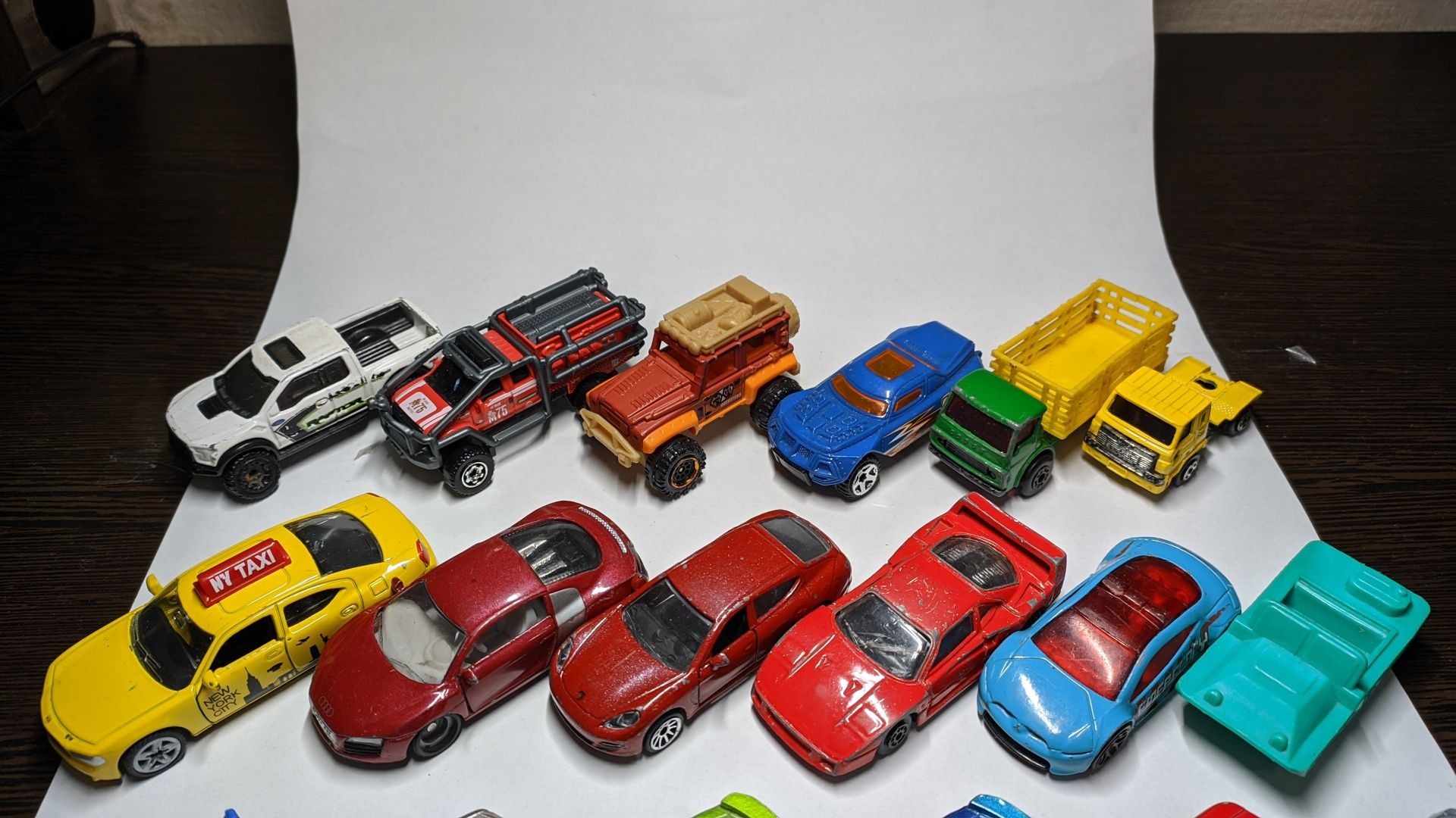 Машинки модели hot wheels matchbox maisto majorette siku