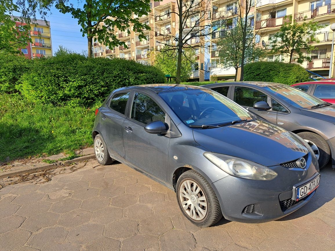 samochód osobowy Mazda 2