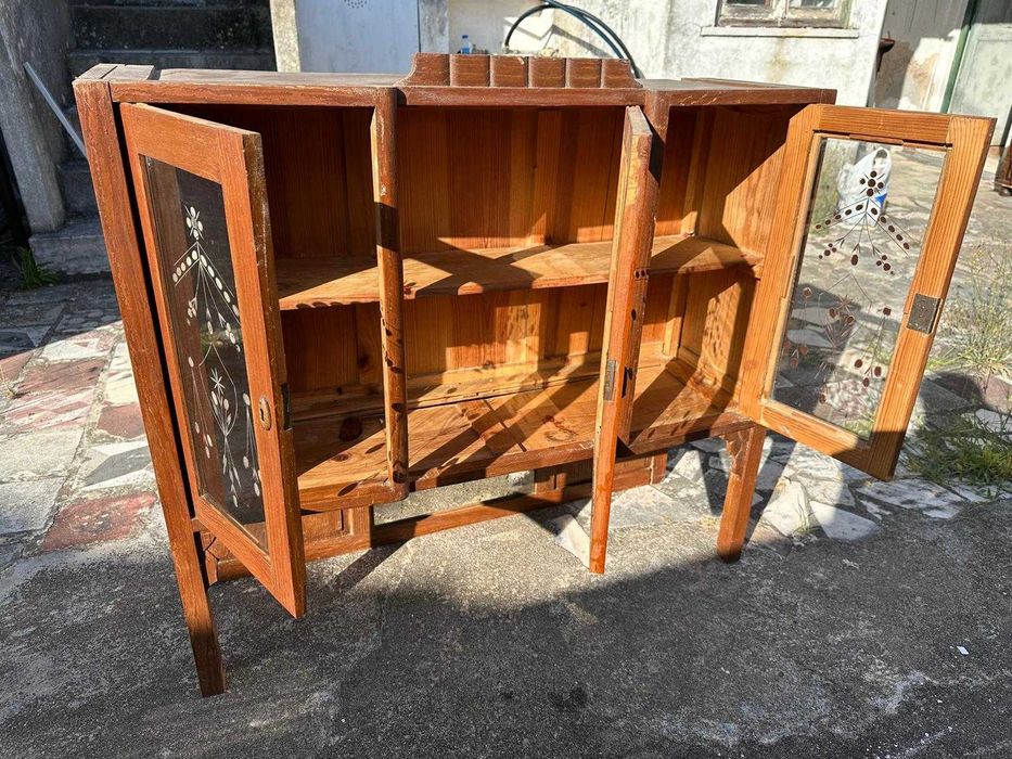 Móvel antigo com portas de vidro