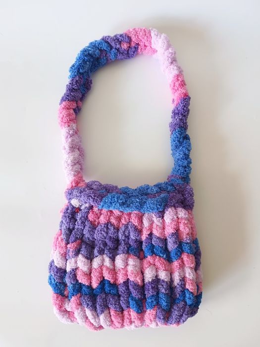 Torebka dla dziewczynki ręcznie wyplatana z przędzy