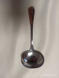 Łyżka do sosu koloru srebrnego