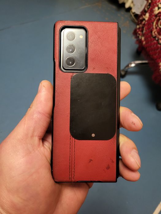 Fold 2,деффект пятно на доп,экране,не влияет на работу,батарея новая