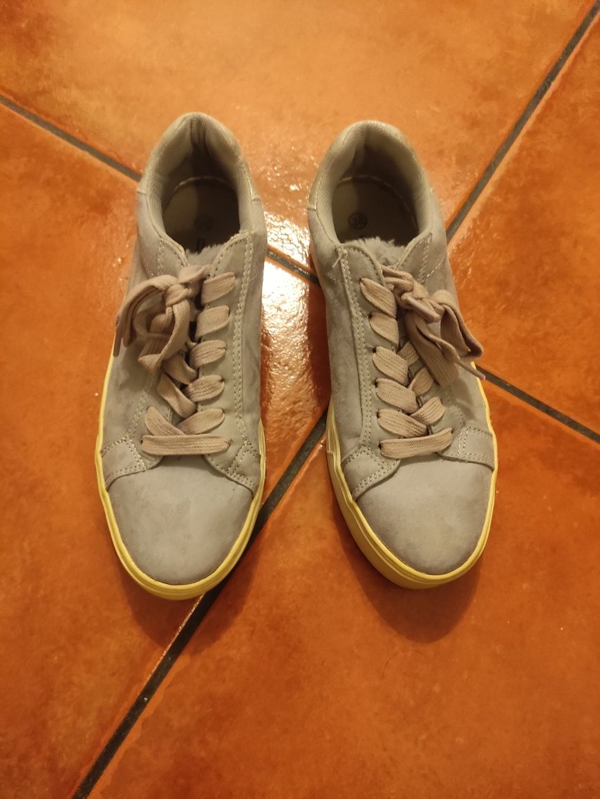 Sapatos cinzentos
