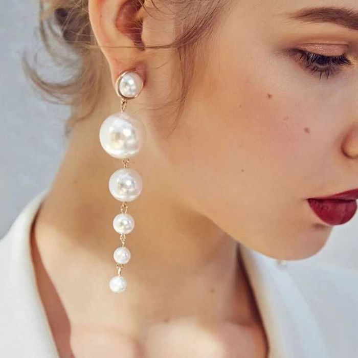 A elegância encontra -se com a Pérola de Rhea da Dalmory. Abrace-a.