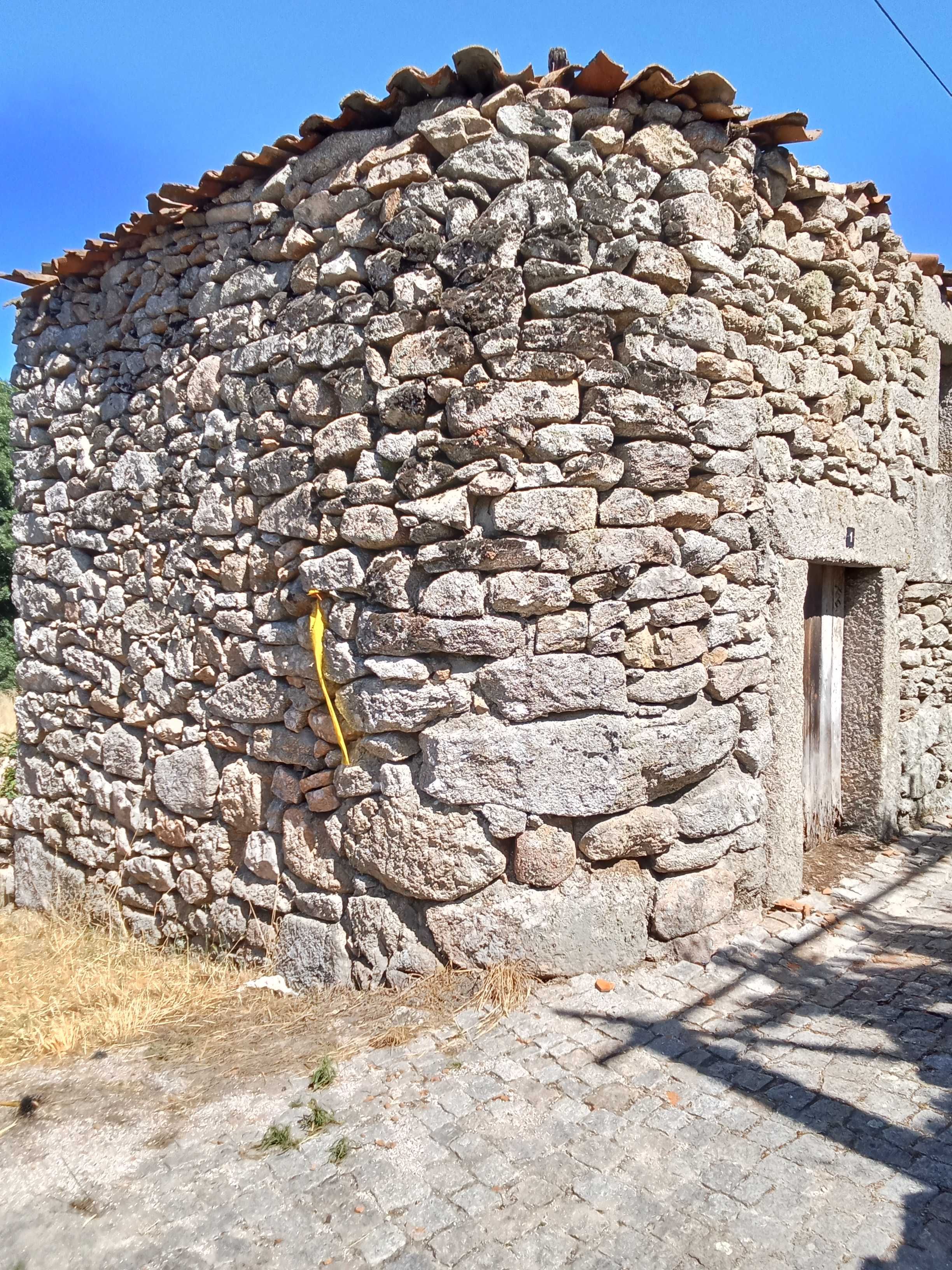 Casa antiga com quintal