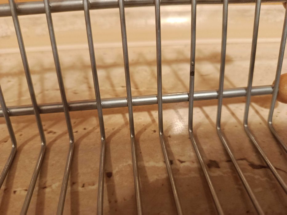 Mały metalowy stojak na płyty cd