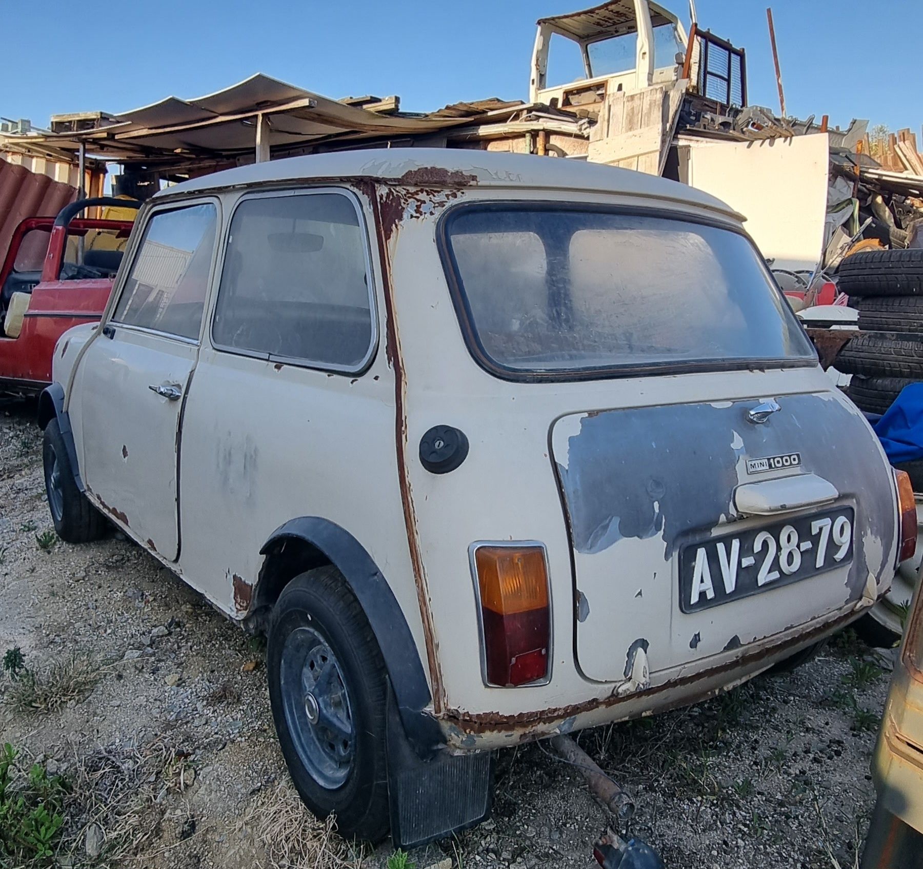 Carro antigo Mini 1000