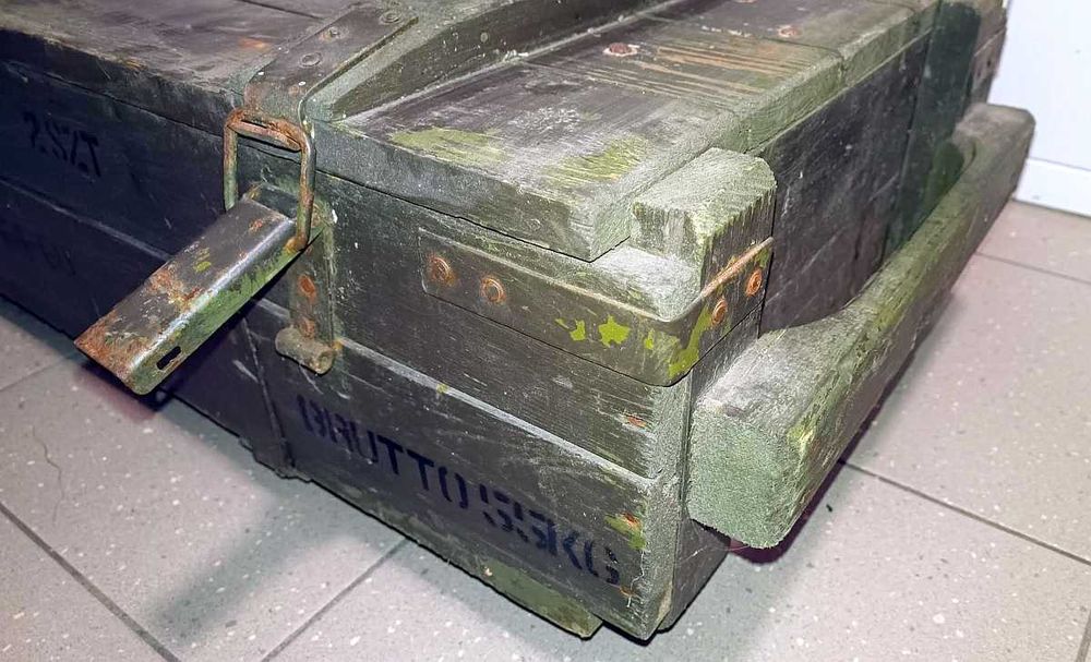 Prawdziwa skrzynia po minach przeciwdesantowych na oryginalny barek