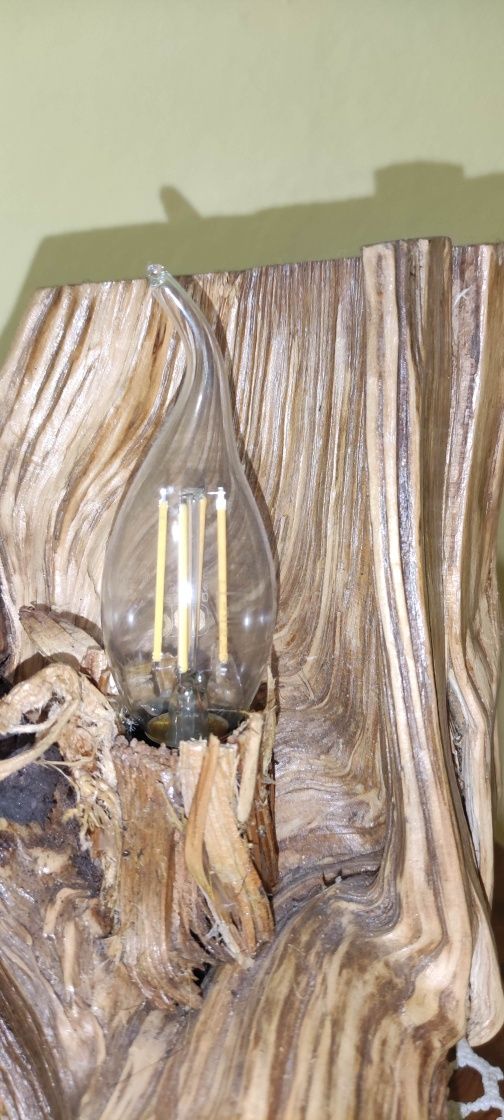Lampa z drewna stojąca