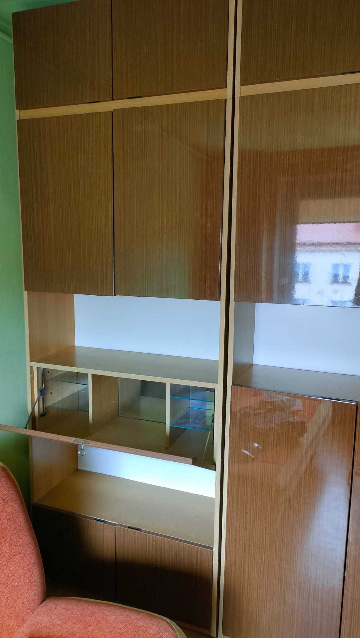 Oddam za darmo dwa regały, kanapę i fotel.