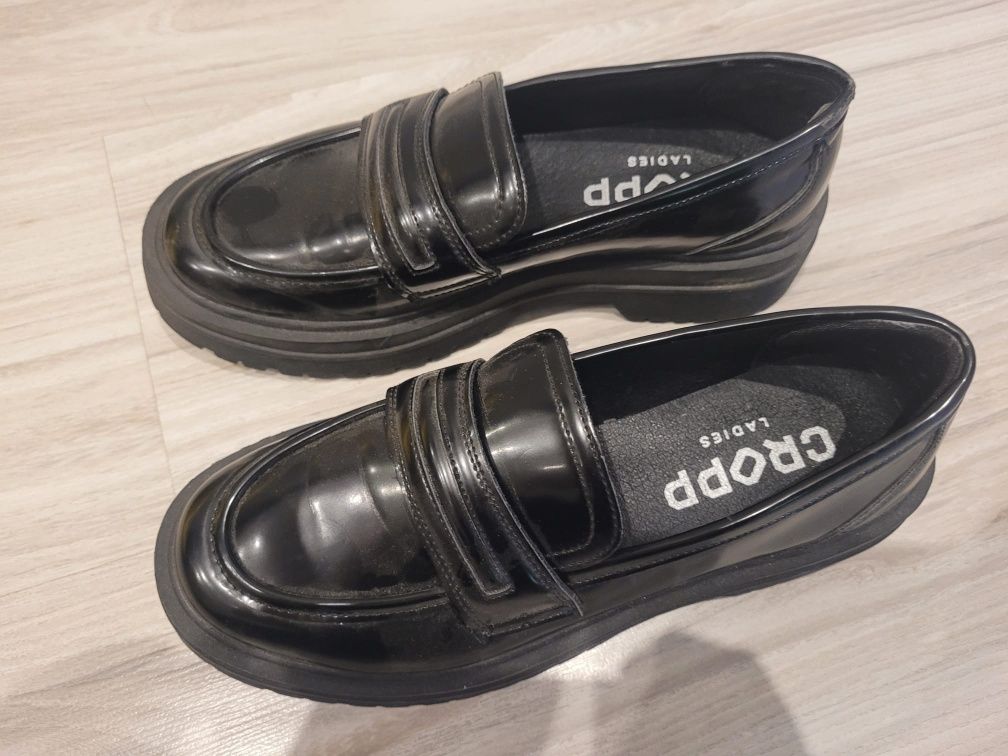 czarne lakierowane mokasyny oksfordki Cropp r.38