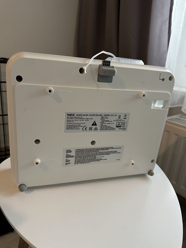 Projektor rzutnik NEC V332W + uchwyt