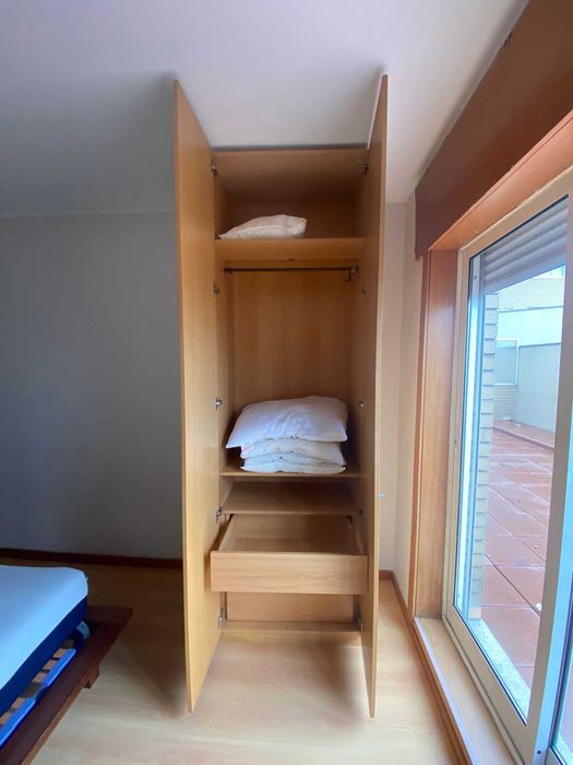 Roupeiro com tres gavetas