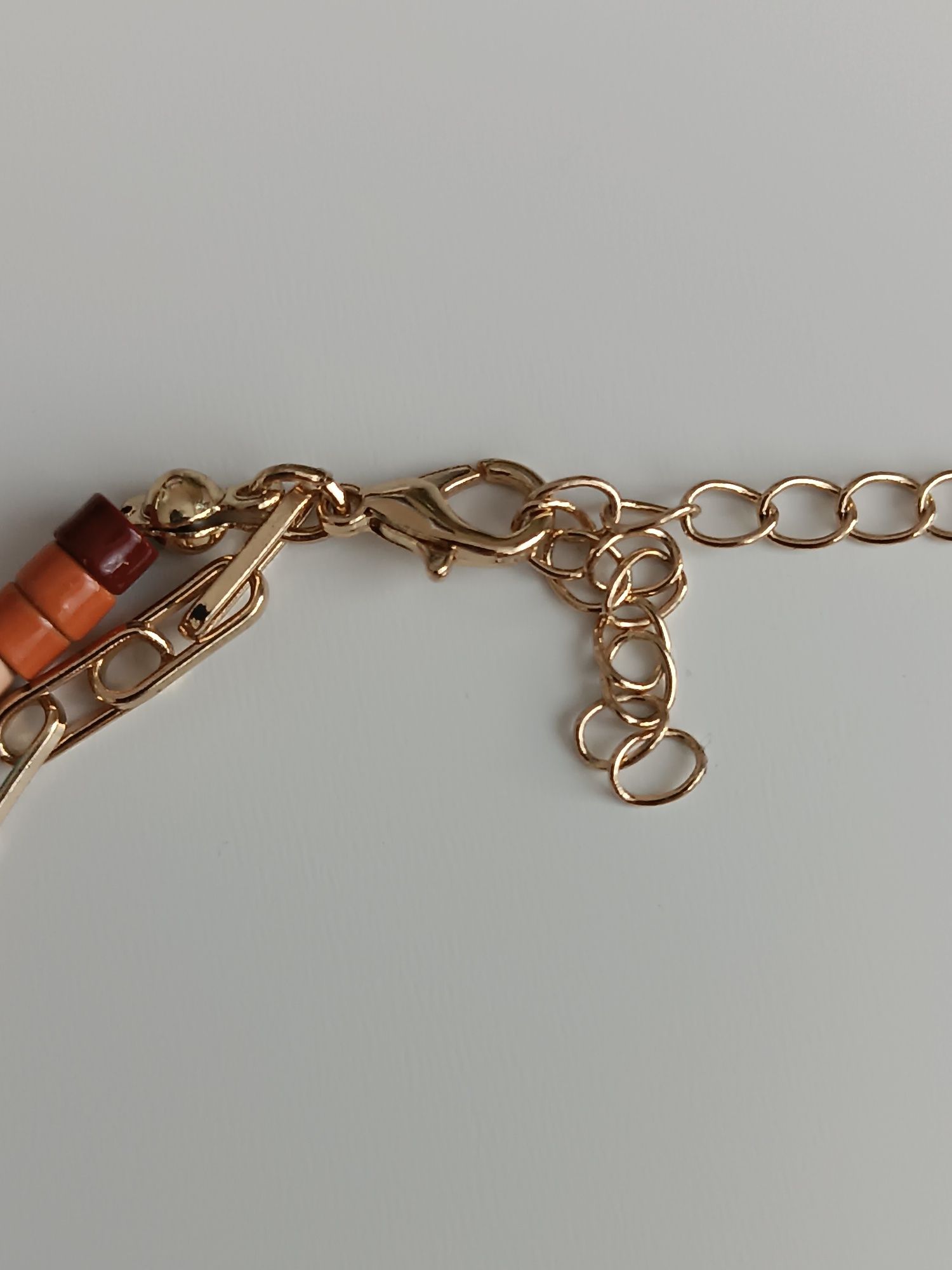 Złoty podwójny szyjnik łańcuszek z kolorowymi kamieniami i literką T