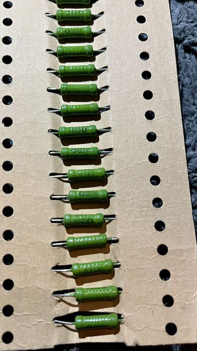 Набор транзисторов и резисторов.