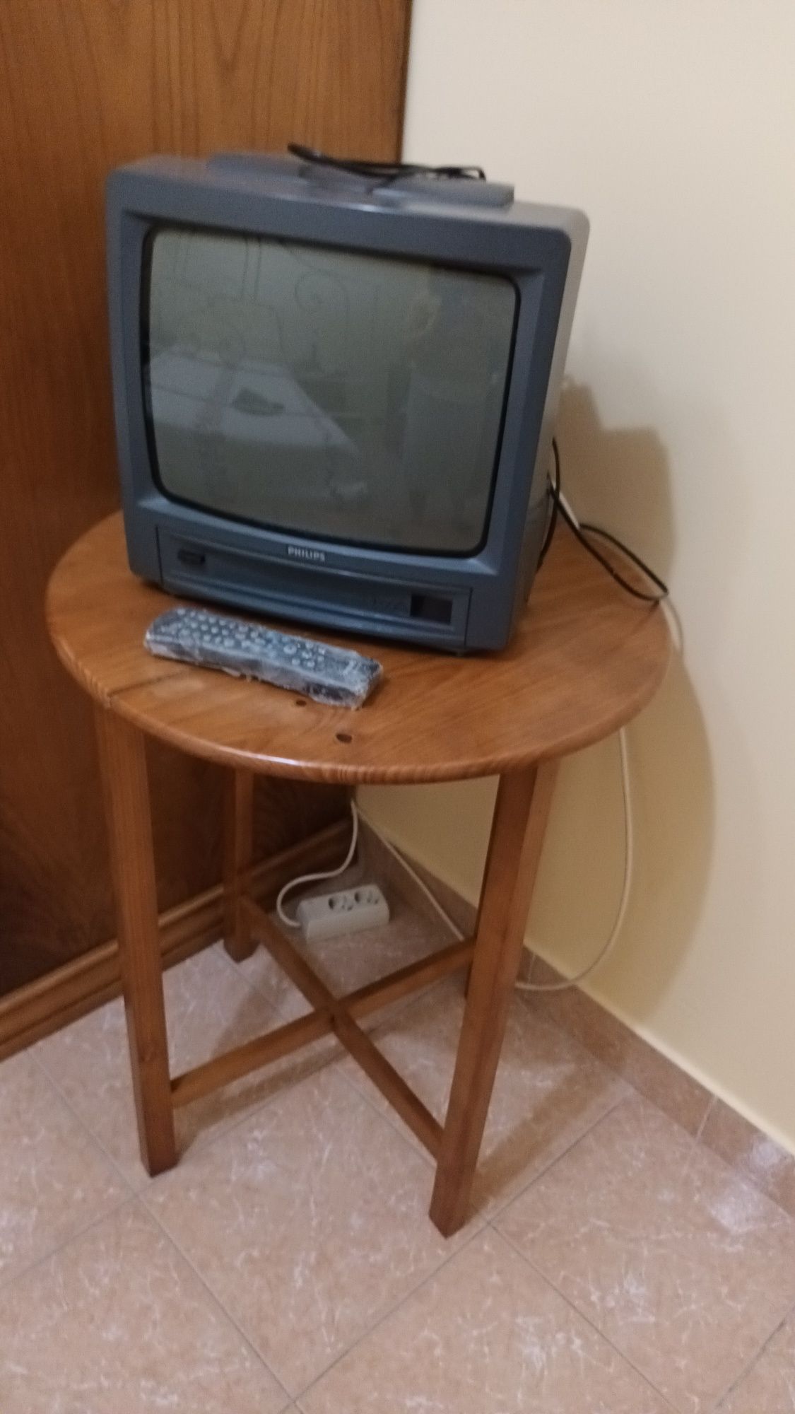 Vendo televisao,mesa e camilha