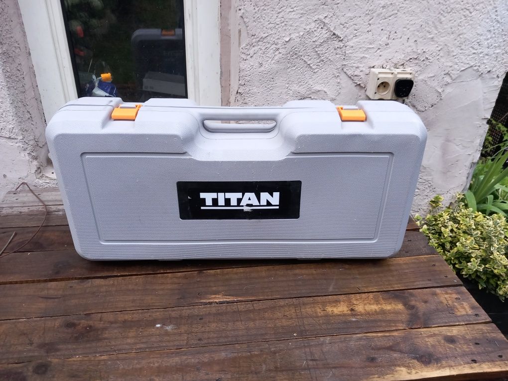 Młot wyburzeniowy Titan 1700 W