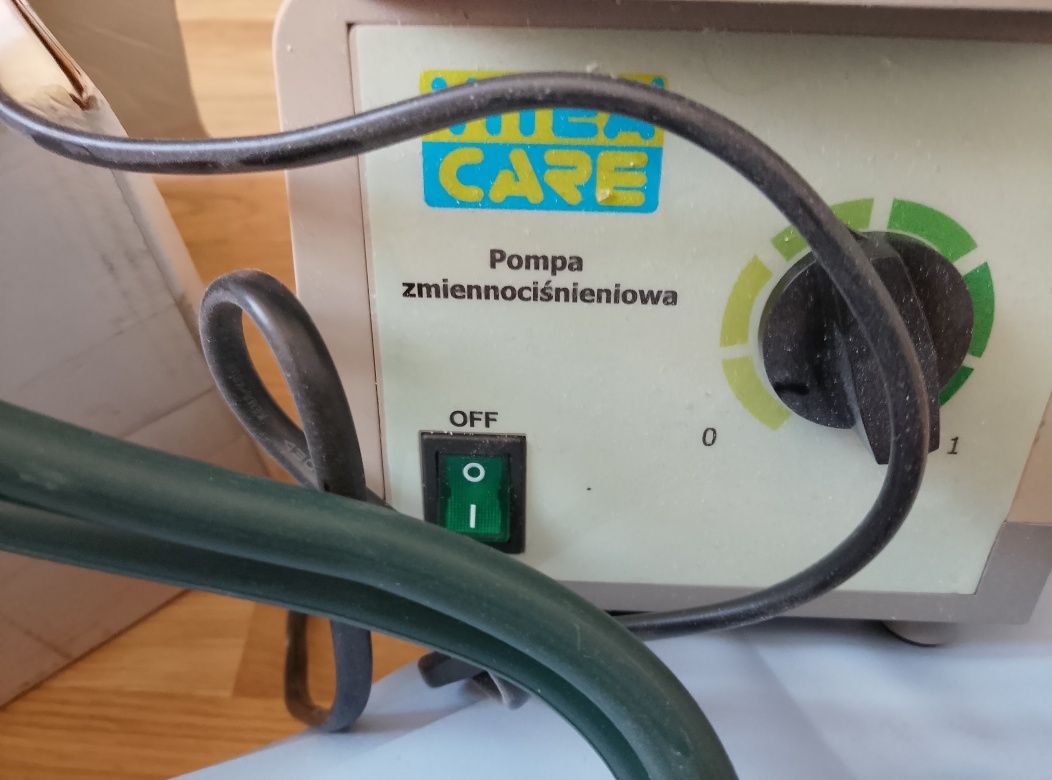 Materac dmuchany pompowany pompa zmiennociśnieniowa przeciwodleżynowy