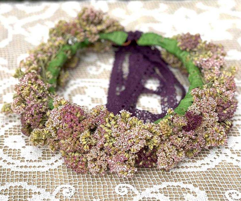 Вінок на голову з сухоцвітів бежево-рожевого кольору