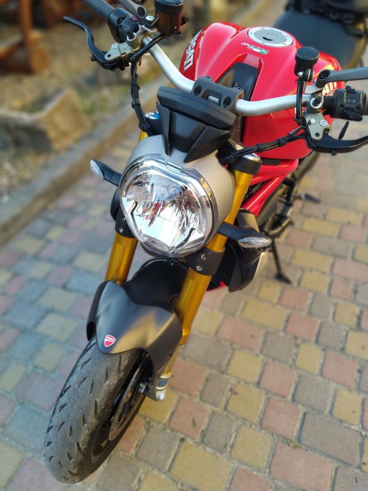 Ducati Monster 1200S.