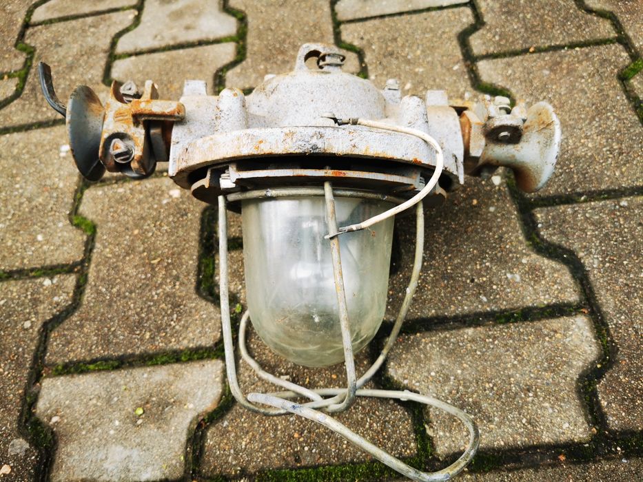 Stara lampa przemysłowa Żeliwna ciężka