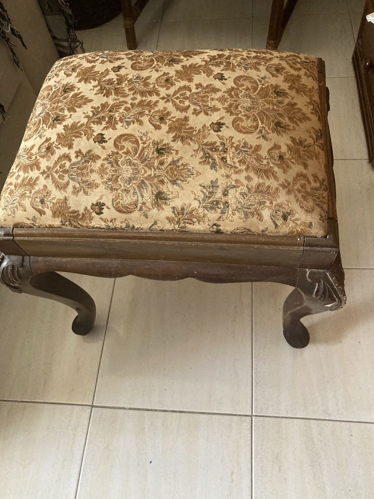 Movel antigo lindo na base tem uma renda em latao a volta,