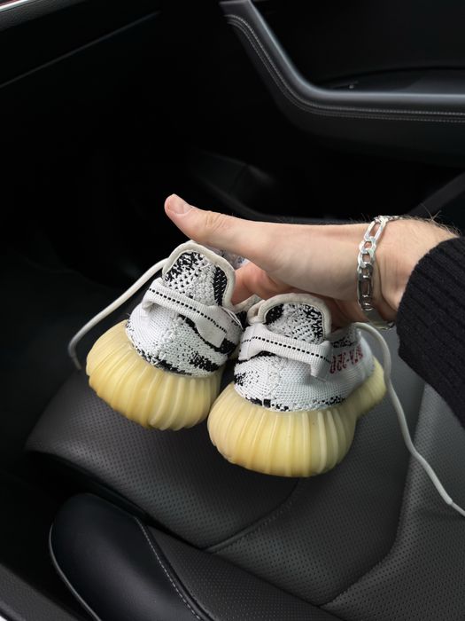 Adidas Yeezy Yzy Boost 350 Zebra V2 Sneakers
