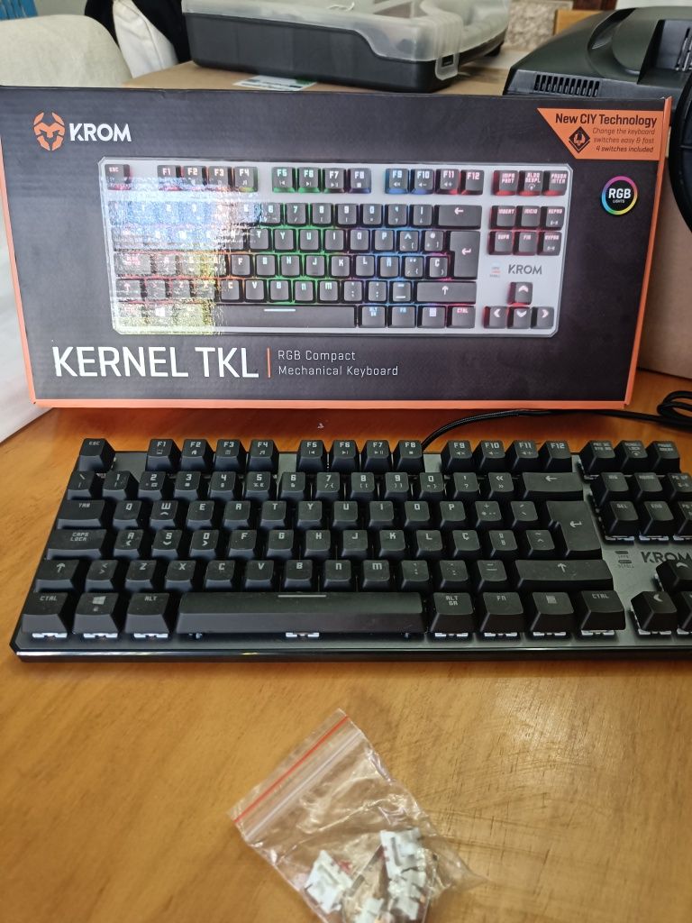 Teclado mecânico Krom Kernel TKL    RGB