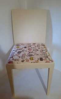 Cadeira Forrada de Tecido Decorativo